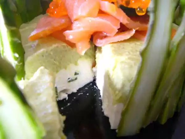 Recette Charlotte d'asperges à la mousse de chèvre et au saumon fumé