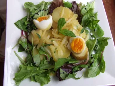 Recette Salade de pommes de terres nouvelles, compotée d'oignons, oeufs durs & mesclun