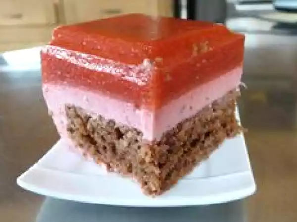 Recette Miroir et bavarois fraises rhubarbe à l'he de lavande, sur fond de cacao