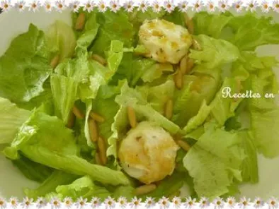 Recette Salade verte, pignons et ses fromages de chèvre rôtis au miel et a la sauge