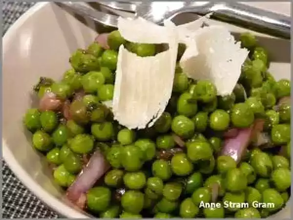 Recette Salade de petits pois à la menthe et aux oignons rouges