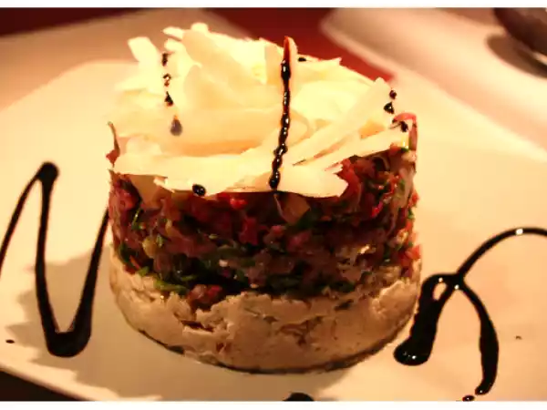 Recette Tartare de boeuf méditerranéen sur son matelas de chèvre frais