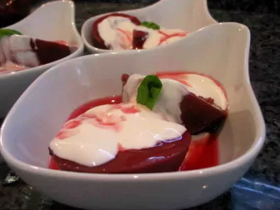 Recette Pêches de vigne au sirop et yaourt à la grecque, un dessert léger, rapide et si simple