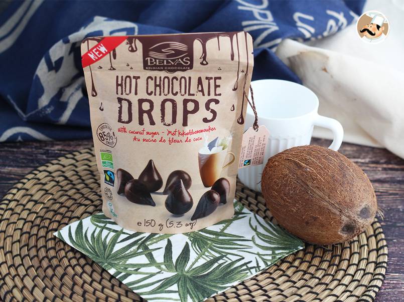 Belvas présente des gouttes de chocolat à faire fondre dans une boisson chaude 