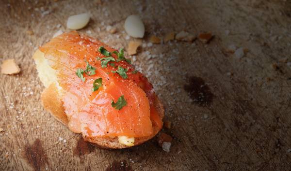 Le logo collectif Fumé en France sur les saumons
