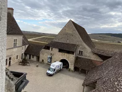 Le Château du Clos Vougeot et les cadets de Bourgogne se mobilisent et encouragent le corps médical
