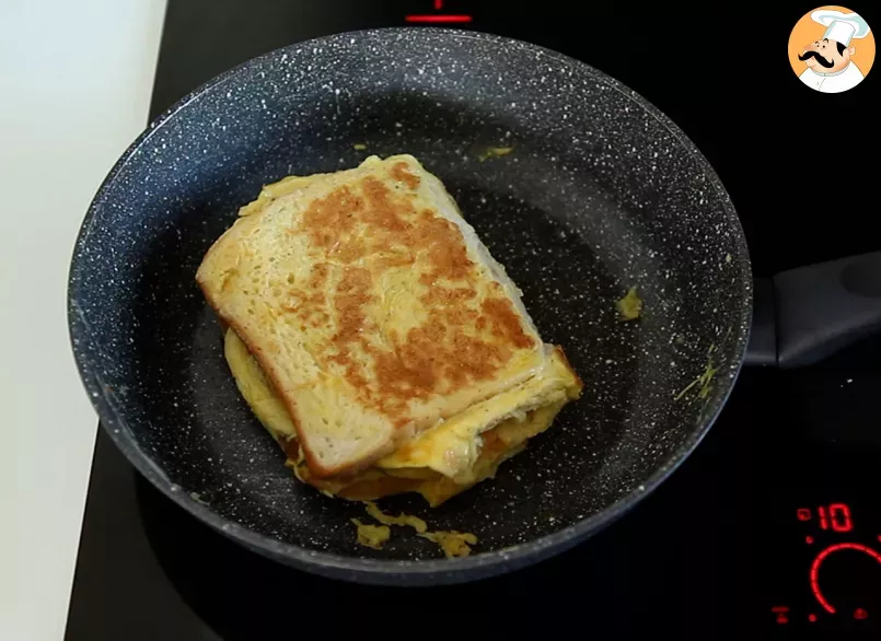 Poêle à Frire Avec Omelette Au Jambon Et Au Fromage