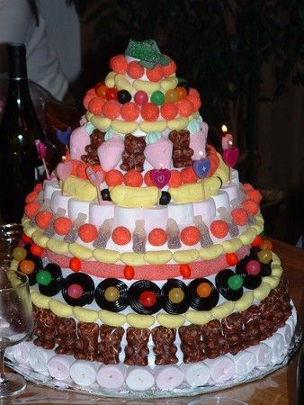 Un gateau d'anniversaire recouvert de bonbons - By Paulette
