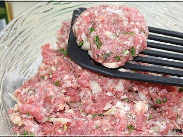 PALETS DE VIANDE, OIGNONS, FROMAGE - Préparation etape 2