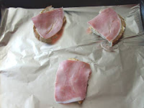 Toasts minute au fromage de chèvre et jambon. - Préparation etape 1