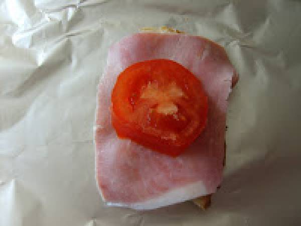 Toasts minute au fromage de chèvre et jambon. - Préparation etape 2