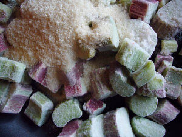 Parfait à la rhubarbe et coulis de framboise - Préparation etape 1