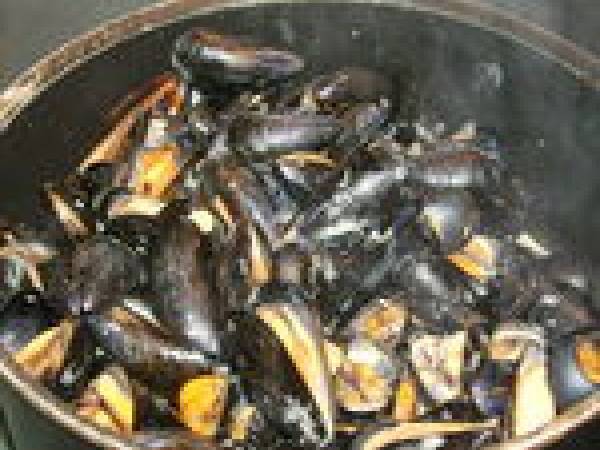 SPAGHETTI AUX MOULES ET AU BASILIC - Préparation etape 1