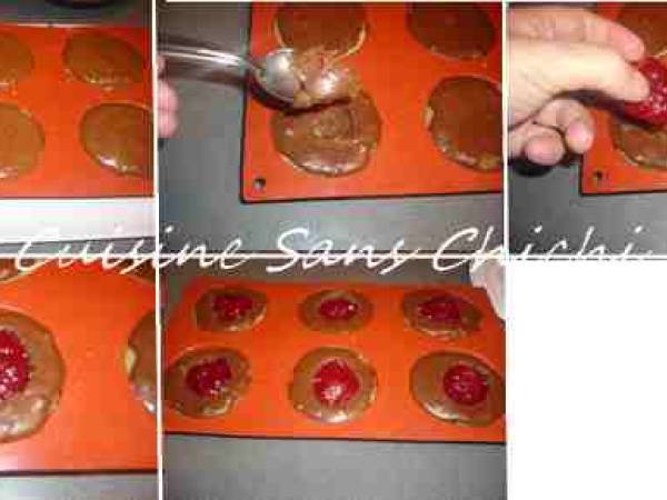 Boules individuelles de Noël, biscuit, mousse chocolat coeur de framboise - Préparation etape 13