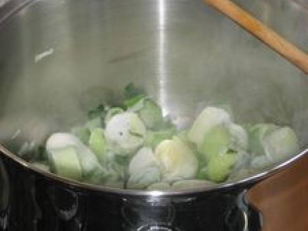 Soupe aux poireaux et aux pommes de terre - Préparation etape 1