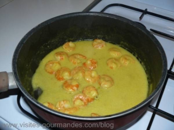 Spaghettis aux crevettes sauce coco safrané et zestes de citron. - Préparation etape 5