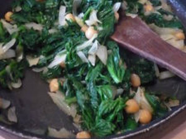 Dôme de semoule surprise: épinards, pois chiche et son faux air d'oignon confit - Préparation etape 5