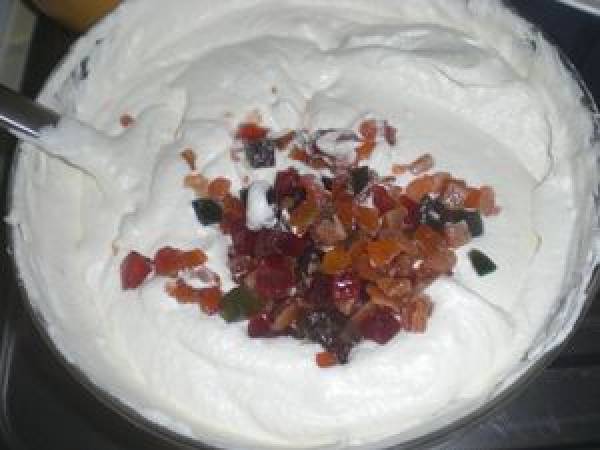 Nougat glacé aux fruits confits et au rhum - Préparation etape 2