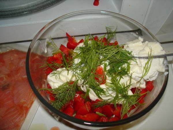 Feuilletés au saumon fumé, au chèvre, aux poivrons et à l'aneth - Préparation etape 1