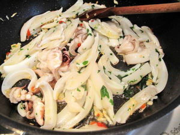 Calamars aux petits pois et lasagnettes frisées (mafalde) - Préparation etape 3