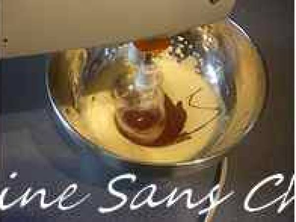 Gâteau Saint-Valentin. Coeur moelleux au chocolat et sa purée de framboises. - Préparation etape 5