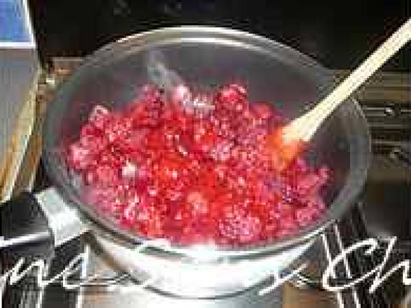 Gâteau Saint-Valentin. Coeur moelleux au chocolat et sa purée de framboises. - Préparation etape 9