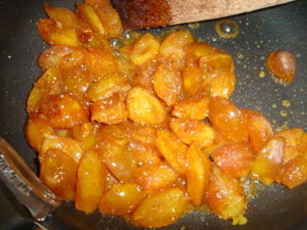 Chaud froid vanille marbrée caramel aux mirabelles flambées en coque chocolatée - Préparation etape 3