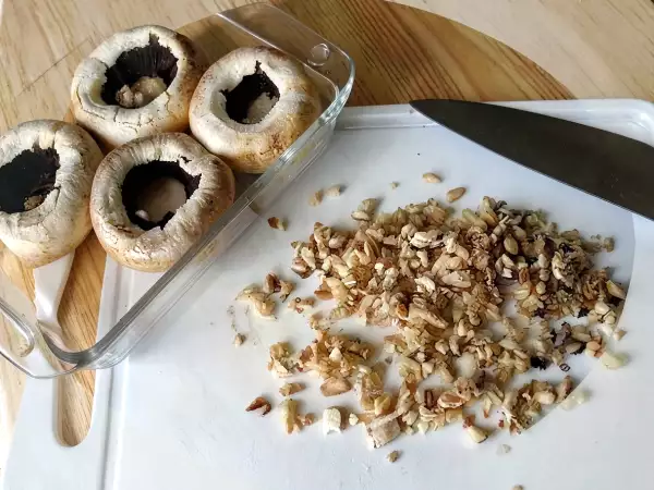 Champignons farcis au fromage - Préparation etape 1