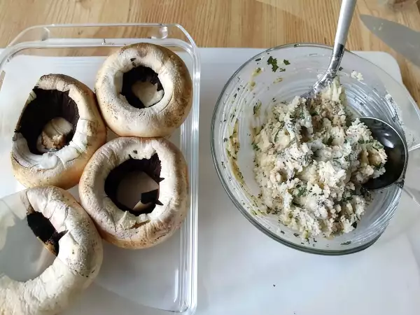 Champignons farcis au fromage - Préparation etape 2