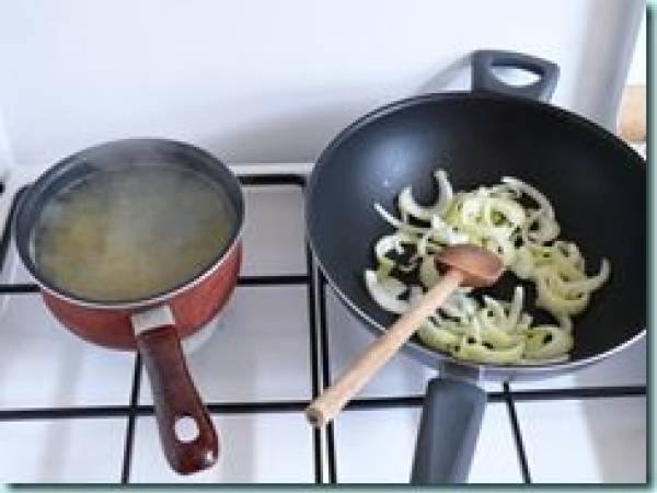 Pâtes papillons, poireau et surimi - Préparation etape 2