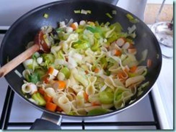 Pâtes papillons, poireau et surimi - Préparation etape 3