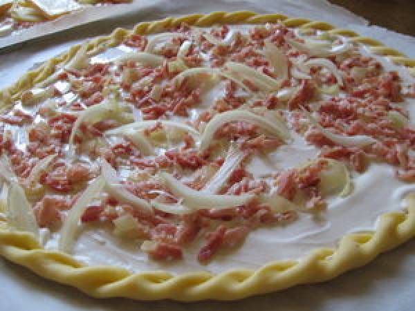 Flammekueche lardons oignons et maroilles - Préparation etape 4