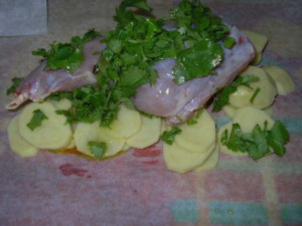 Papillote de lapin à la coriandre et pommes de terre fondantes - Préparation etape 3