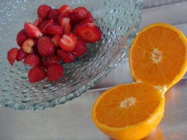 BATONS DE RHUBARBE CONFITE A LA FRAISE, JUS D'ORANGE - Préparation etape 1