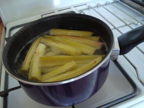 BATONS DE RHUBARBE CONFITE A LA FRAISE, JUS D'ORANGE - Préparation etape 4