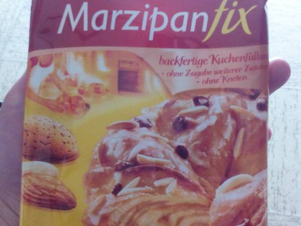 Galettes briochées marzipan nappée de confiture d'abricot et amandes grillées - Préparation etape 2