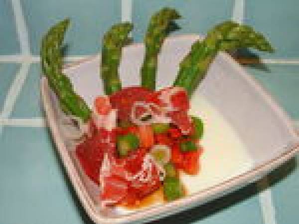 Panna Cotta de parmesan, oeuf mollet, asperges en éventail, coppa, vinaigre balsamique - Préparation etape 3