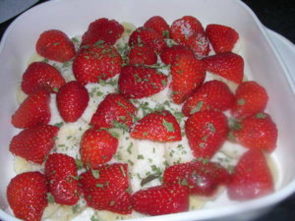 CLAFOUTIS FRAISE-BANANE - Préparation etape 1