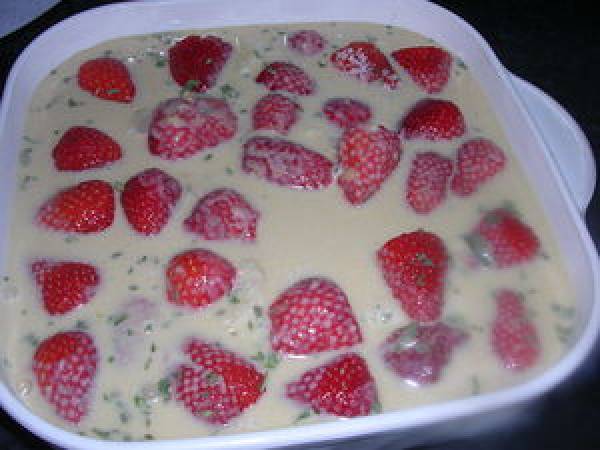 CLAFOUTIS FRAISE-BANANE - Préparation etape 3