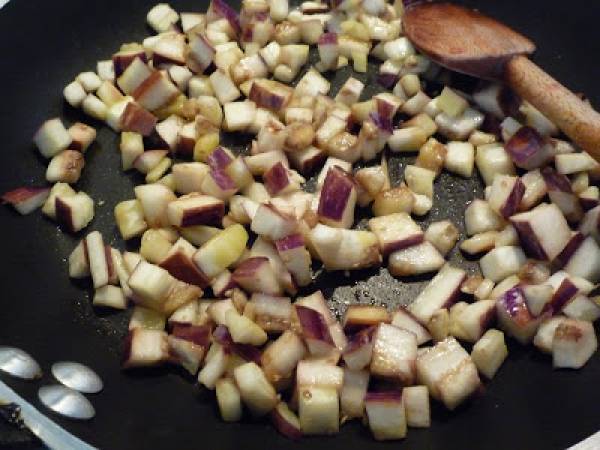 Une poêlée d'aubergines, tomates et oeufs- Auberginen-, Tomaten- und Eierpfanne - Préparation etape 2