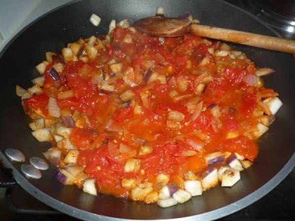 Une poêlée d'aubergines, tomates et oeufs- Auberginen-, Tomaten- und Eierpfanne - Préparation etape 3