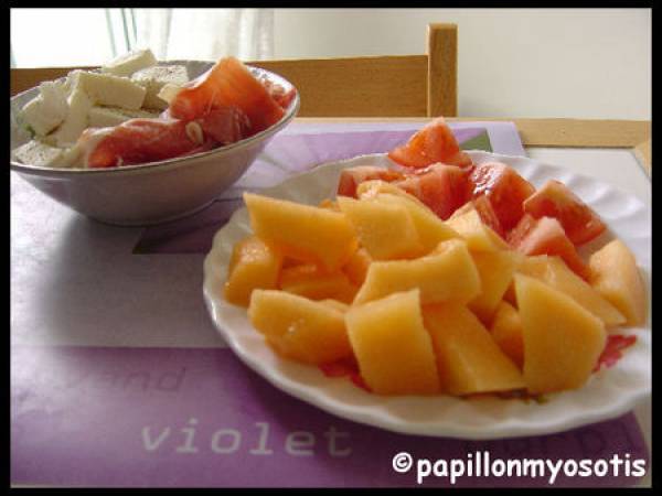 BROCHETTES DE L'ETE : MELON, TOMATE, JAMBON SEC, MOZZARELLA - Préparation etape 3