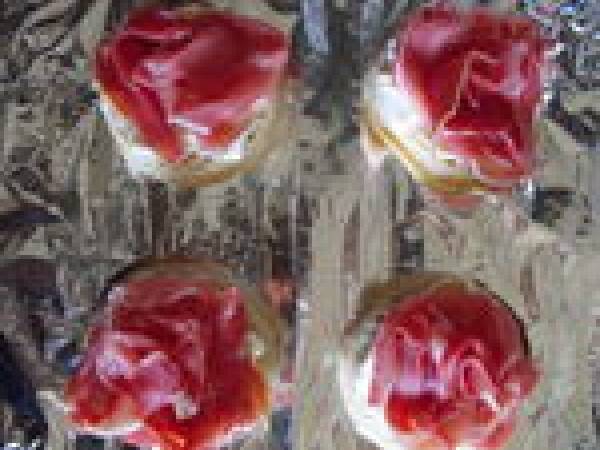 Rosace de jambon cru sur lit de crumpet tartiné de kiri - Préparation etape 3