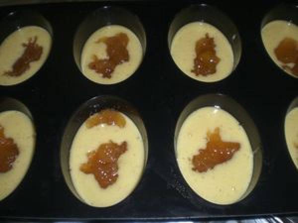 PETITS GATEAUX AU YAOURT ET A LA CONFITURE D'ANANAS VANILLEE - Préparation etape 2