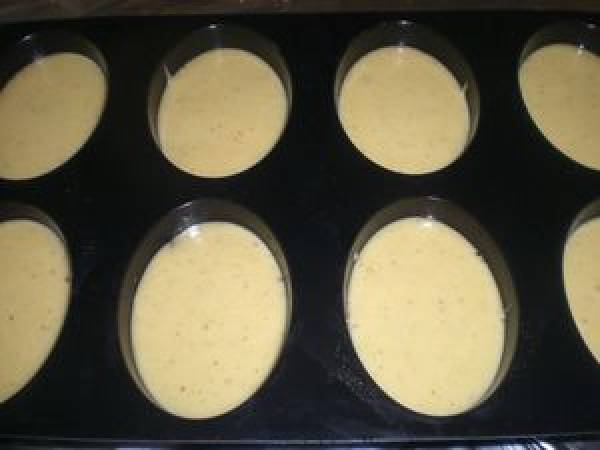 PETITS GATEAUX AU YAOURT ET A LA CONFITURE D'ANANAS VANILLEE - Préparation etape 3