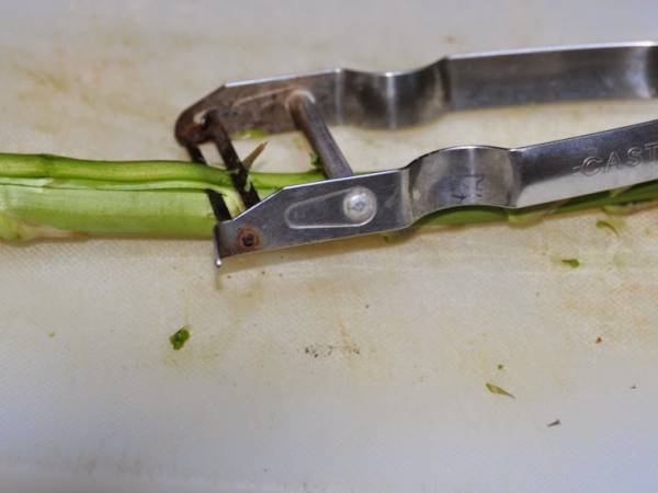 Tartare de saumon frais aux asperges, gel de citron vert - Préparation etape 1