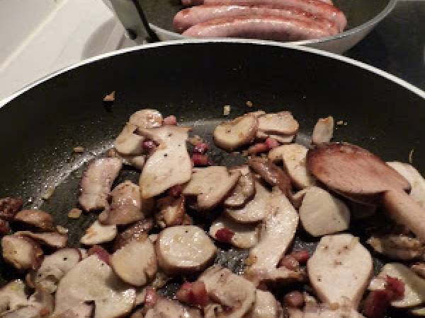 Pommes de terre écrasées aux cèpes et... saucisses grillées! - Préparation etape 1