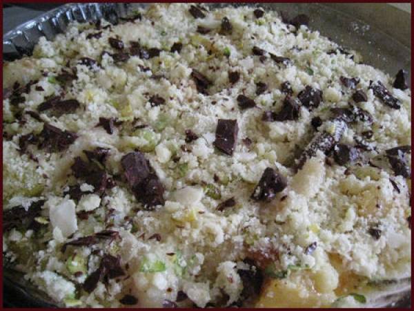 Crumble avec du chocolat, des amandes et des pistaches éffilées . - Préparation etape 4