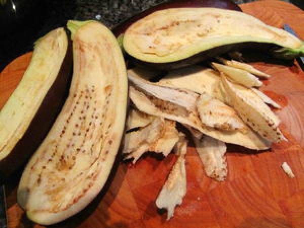 Aubergine gratinée farcie à la courge, féta et noix, et sa petite salade - Préparation etape 1