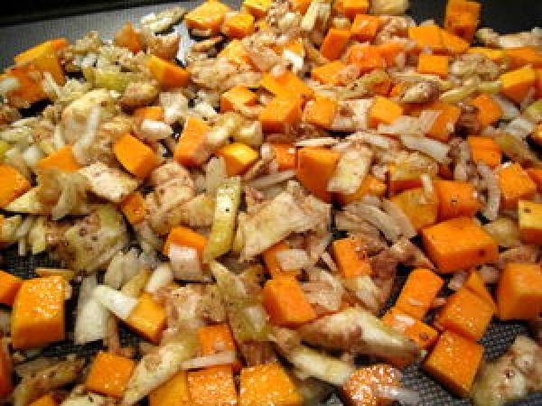 Aubergine gratinée farcie à la courge, féta et noix, et sa petite salade - Préparation etape 2